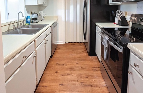 Cary House | Stylish One-Level Near RDU - Cozy & Modern