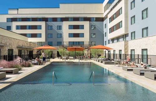Bee Cave Apartment | Stylish Pool View King | Free Parking, Near Shops, Parking Steps Away!
