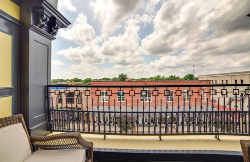 Marshall Apartment | Stylish Private Balcony: Downtown Marshall Studio!