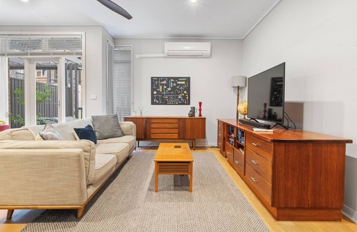 Hawthorn Apartment | Stylish, Quiet & Comfy Apartment - 4kms to MCG - Public Transport at Front Door