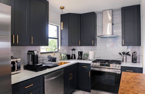 Shearer Hills - Ridgeview House | Stylish~Renovated 4Br/2BAT 3MinAirport 10 Min Downtown Central Location