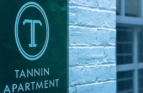 Bathurst Apartment | Stylish renovated heritage apartment, in quiet tree lined st close to the CBD
