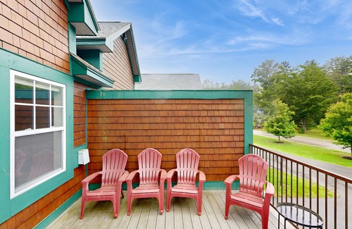 Cranmore Birches Condo | Stylish Retreat Near Town & Slopes W/Stone Fireplace, Game Room & Fast WiFi