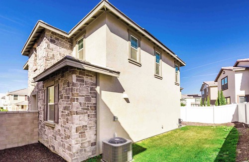 Eastvale Downs House | Stylish Retreat on Sendero Avenue – Perfect for Your Next Getaway #41351