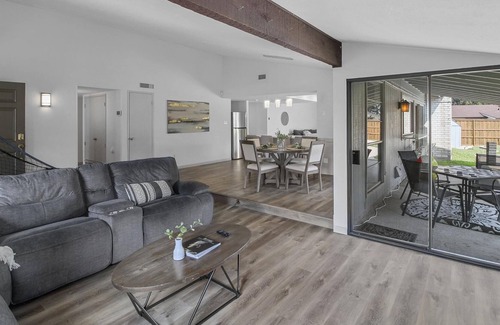Northeast Carrollton House | Stylish Retreat With Large Diving Pool! Pet And Family Friendly