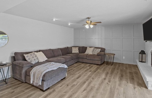Northeast Carrollton House | Stylish Retreat With Large Diving Pool! Pet And Family Friendly