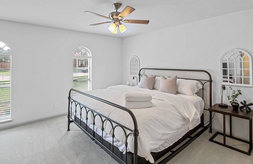 Northeast Carrollton House | Stylish Retreat With Large Diving Pool! Pet And Family Friendly