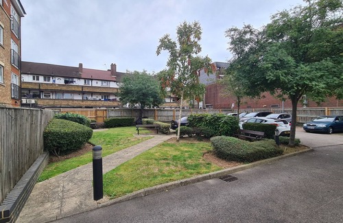Kingsbury Apartment | Stylish room, Kingsize bed, 1 stop from Wembley stadium, elegant remote blinds