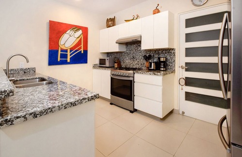 Colonia Centro Condo | Stylish & Spacious 3 bdrm condo Pool, Wi-Fi.