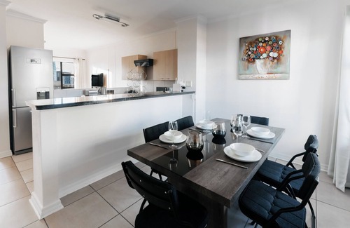 Greater Johannesburg Metropolitan Area Apartment | Stylish Sandton Retreat. Walk to Sandton City. Pool Access Included