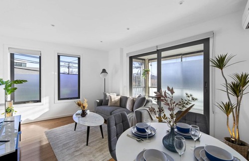 Caulfield North Apartment | Stylish Serenity at Orrong