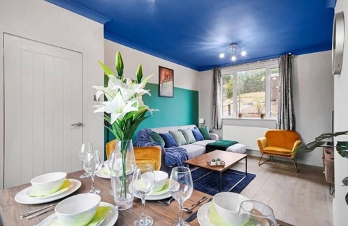 Sheffield House | Stylish Sheffield Abode - Parking - Sleeps 7