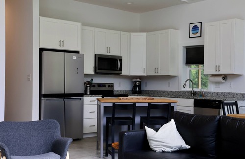 Berlin House | Stylish Southpoint Retreat - Spacious 4 Bed Barndominium near Assateague Beach