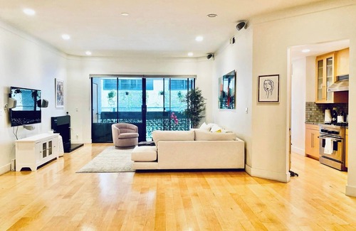 West Los Angeles Condo | Stylish & Spacious 2,000 sq ft in Brentwood