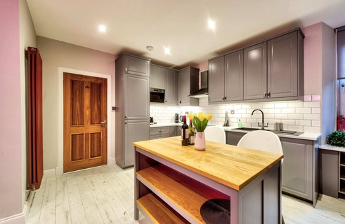 Glasgow Westend Apartment | Stylish & Spacious 3 Bedroom Apt in Finnieston, West End