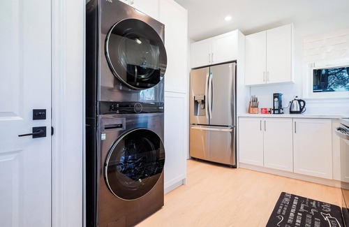 Whitby House | Stylish, Spacious 6-Bedroom Home. 30 minutes from Downtown Toronto