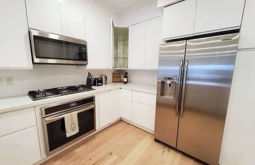 Koreatown Condo | Stylish, Spacious, and Modern: 2 Bedroom Apartment in the Heart of Los Angeles