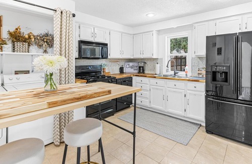 North End House | Stylish, spacious & centrally located! Fully furnished, 2 bed + 2 bath + office!