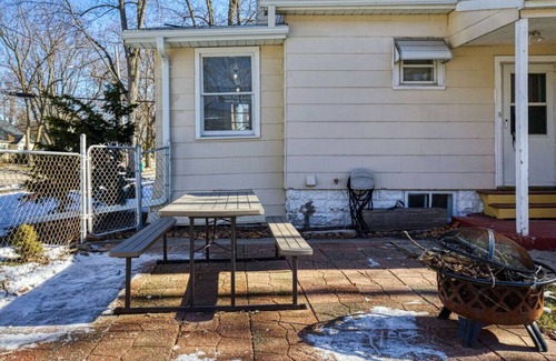 Appleton House | Stylish, Spacious Home: Walk Downtown, Fenced Yard on Washington St.