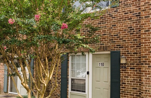 Carrboro House | Stylish & Spacious ★ Pets OK ★ Monthly Townhome