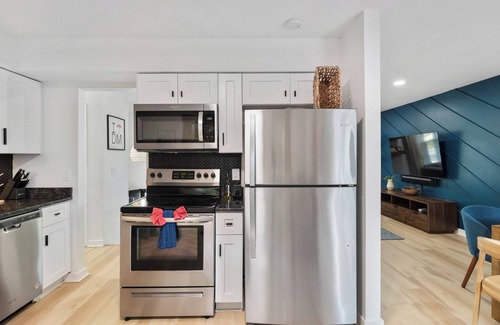 Des Moines House | Stylish Split Foyer - The Sullivan 4 Bedrooms, 2 Bathrooms