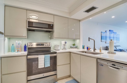 Palma del Mar Condo | Stylish St Petersburg Condo w/Balcony + Bay Views