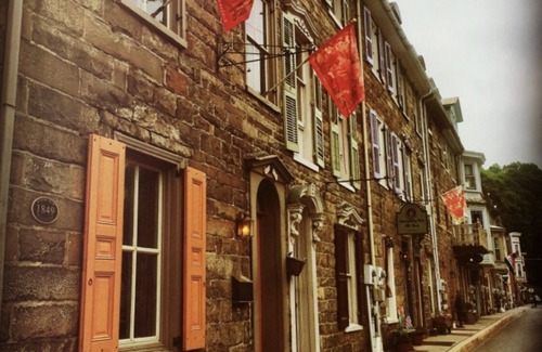 Ashfield House | Stylish Stone Row Apartment in Historic Downtown