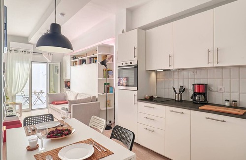 Piraeus Apartment | Stylish Studio Apartment Near Marina Zea