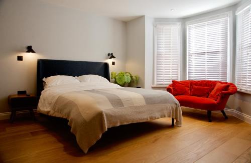 Twickenham Riverside Apartment | Stylish Studio Apartment, ensuite, kitchenette