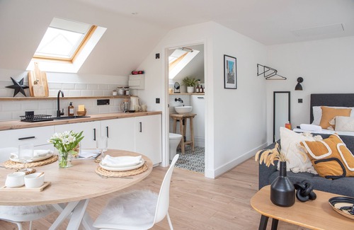 Frome Apartment | Stylish studio apartment in Frome 12’ Longleat