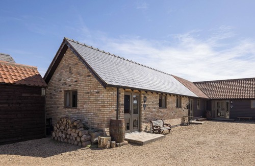Croydon Cottage | Stylish Studio, courtyard views, countryside location, 20 mins to Cambridge