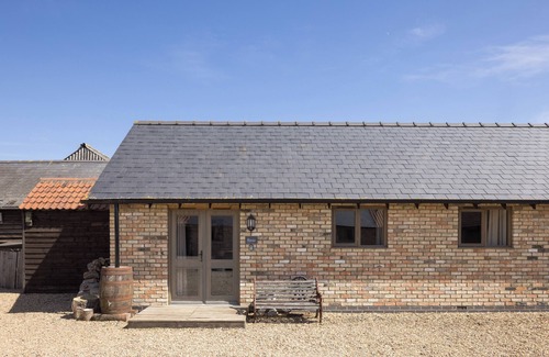 Croydon Cottage | Stylish Studio, courtyard views, countryside location, 20 mins to Cambridge
