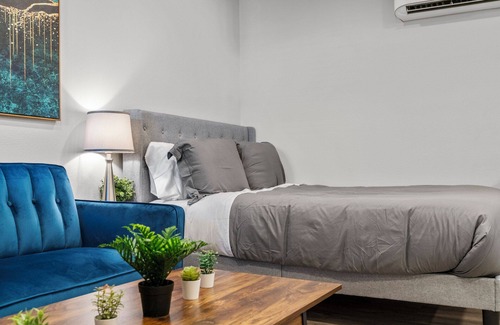 Clarksville Apartment | Stylish Studio | Downtown | Evonify 4373