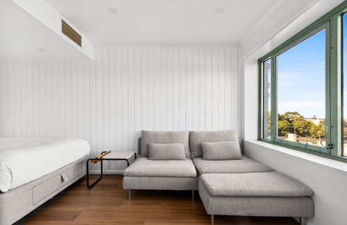 Newtown Apartment | Stylish Studio in the Heart of Newtown with Pool