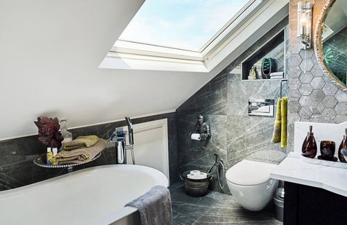 Knight's Hill Apartment | Stylish Studio Near Central London