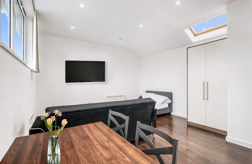 Heathrow Villages Apartment | Stylish Studio near Heathrow