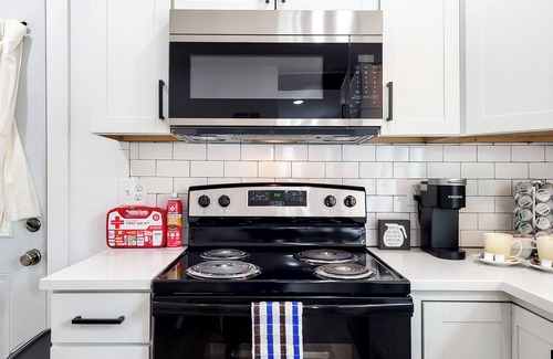 Bristol Apartment | Stylish studio, newly renovated!