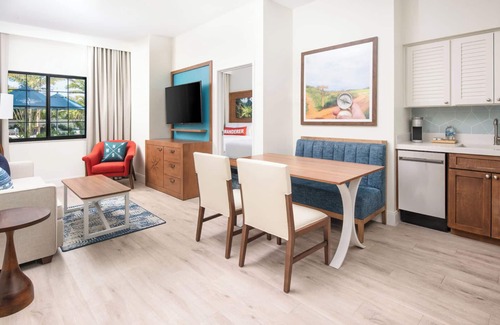 Park Shore Hotel | Stylish Suite Close to Tin City – Dining + Shops Only a Short Ride