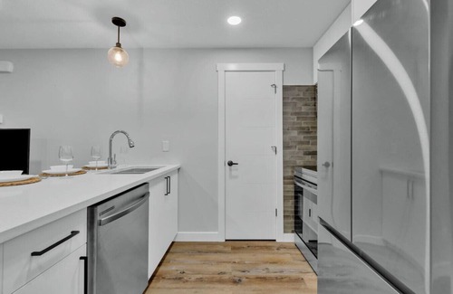 Jasper Place Apartment | Stylish Suite * NearWEM * 4 twin bed * Central
