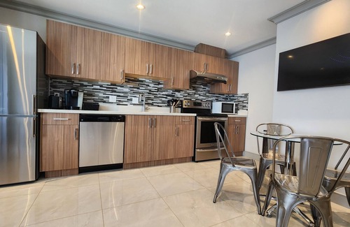 Riley Park-Little Mountain House | Stylish suite steps from trendy South Main St.