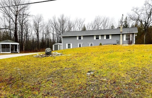 St Ignace Apartment | Stylish Suite! Walk to Ferry
