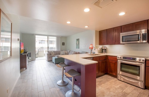 Kahaluu-Keauhou Condo | Stylish Top Floor Condo – Partial Ocean View, Pool, BBQs, Steps to Magic Sands