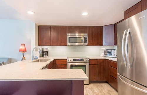 Kahaluu-Keauhou Condo | Stylish Top Floor Condo – Partial Ocean View, Pool, BBQs, Steps to Magic Sands