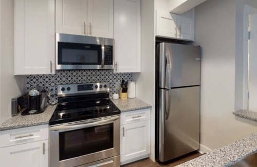 Villa Heights Apartment | Stylish Uptown 2BR & 1.5 Bath Getaway, by Mansion