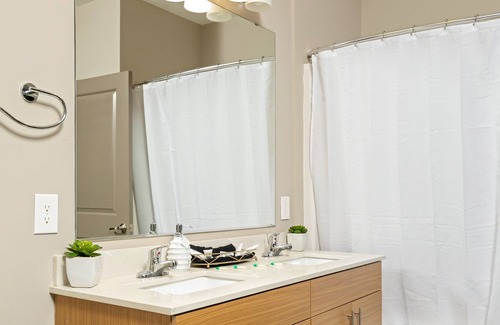 Third Ward Apartment | Stylish Uptown Loft 5 mins to Panthers Stadium, Convention Center