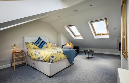 Staple Hill Apartment | Stylish Urban Retreat- Fast WiFi & Private Ensuite
