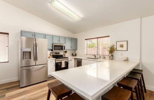 Val Vista Lakes House | Stylish Val Vista Home | 3BR + Yard & Putting Green