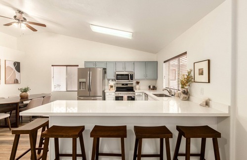Val Vista Lakes House | Stylish Val Vista Home | 3BR + Yard & Putting Green