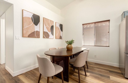 Val Vista Lakes House | Stylish Val Vista Home | 3BR + Yard & Putting Green