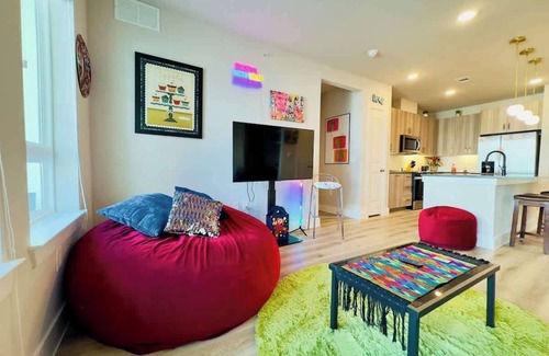 McNeil Apartment | Stylish Vibrant Unit Near Domain | Pool & Gym